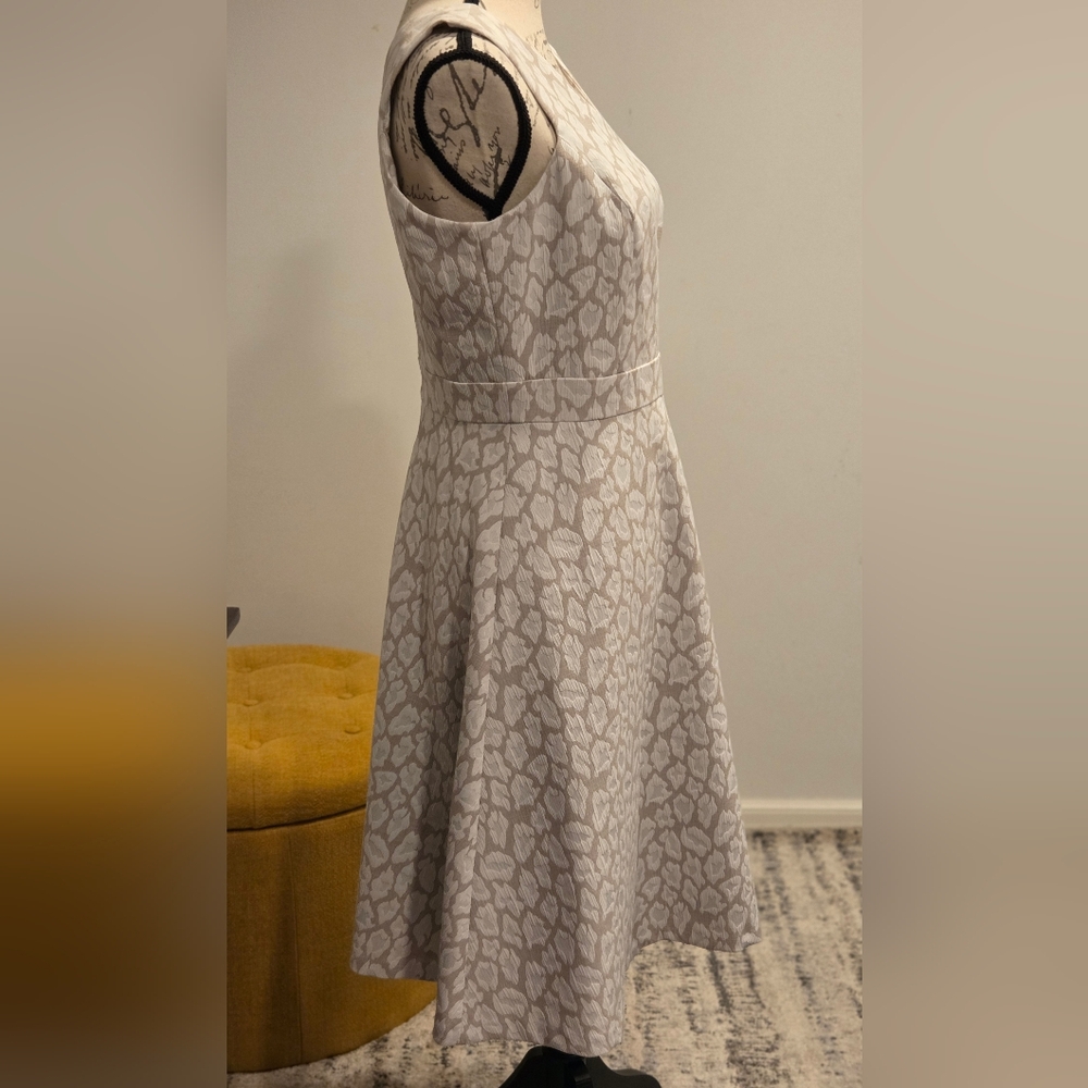 Calvin Klein Sleeveless V-Neck A-Line Dress in Light Beige Pattern Size 6 - Picture 3 of 16